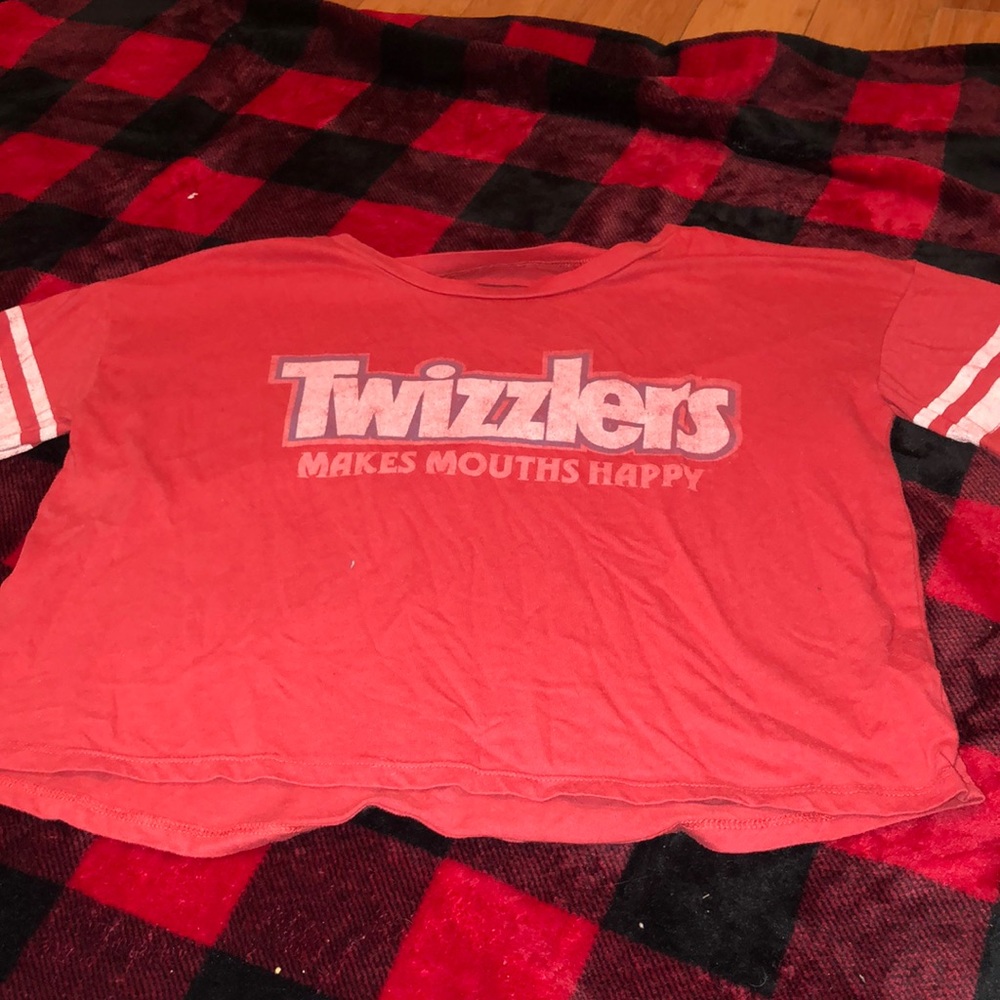 red crop tee